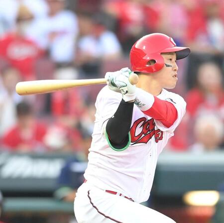 　１回、右前タイムリーを放った小園（撮影・市尻達拡）