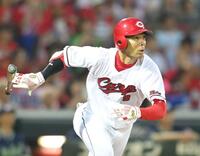 　５回、秋山は右越えソロを放つ（撮影・市尻達拡）