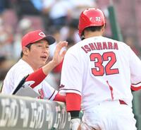 　１回、追加点となる敵失を誘った石原を出迎える新井監督（撮影・市尻達拡）