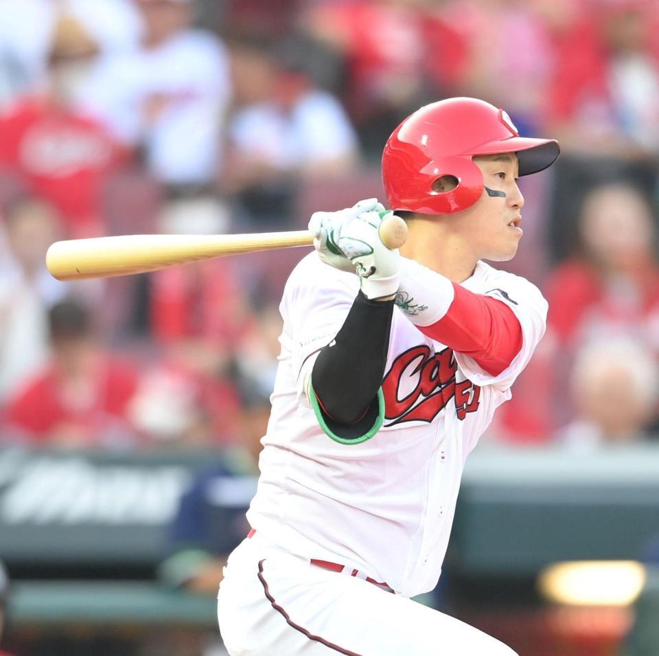 　１回、右前タイムリーを放った小園（撮影・市尻達拡）