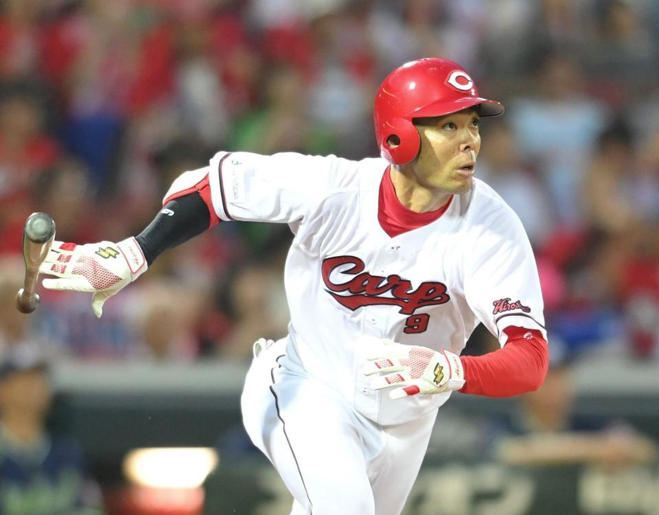 　５回、秋山は右越えソロを放つ（撮影・市尻達拡）