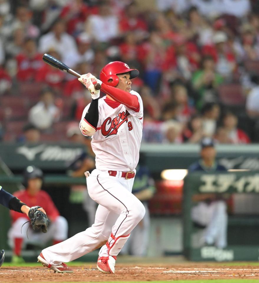 　５回、秋山は右越えソロを放つ（撮影・市尻達拡）