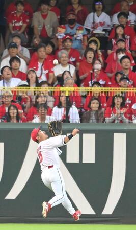 　５回、上本は武岡の打球を背走しながら好捕する（撮影・市尻達拡）