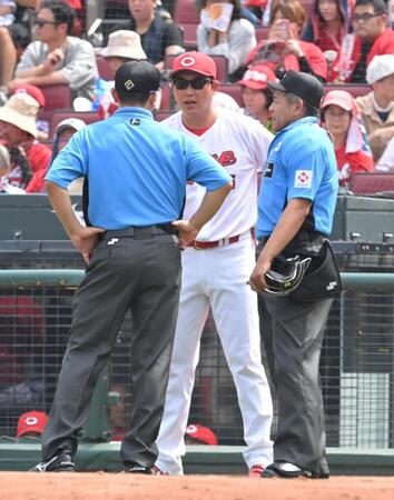 　２回、オスナの二塁タッチアップについて審判団と話をする新井監督（撮影・市尻達拡）
