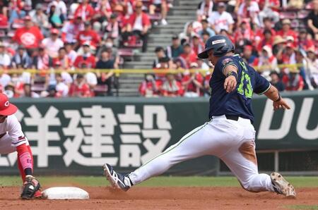 　２回、中村の中飛で二塁にタッチアップしたオスナ（撮影・市尻達拡）