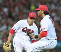 　６回、長岡の一ゴロにマウンドを駆け降りる床田（撮影・市尻達拡）