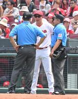 　２回、オスナの二塁タッチアップについて審判団と話をする新井監督（撮影・市尻達拡）