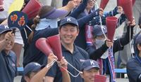 　甲南高校野球部の応援にかけつけた新井監督。甲南の先取点に笑顔を見せる（撮影・金居みつよし）