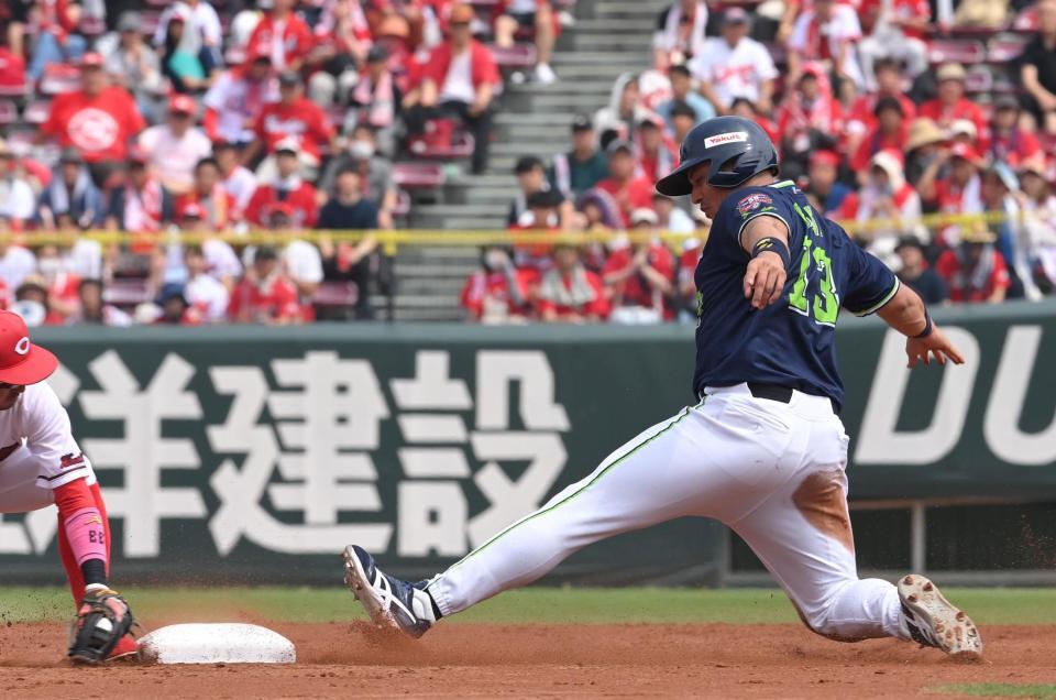 　２回、中村の中飛で二塁にタッチアップしたオスナ（撮影・市尻達拡）