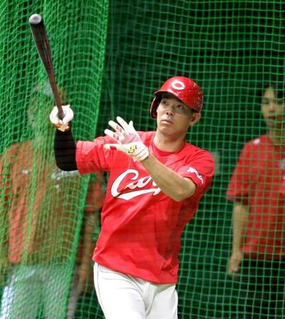 　打撃練習をする秋山（撮影・市尻達拡）