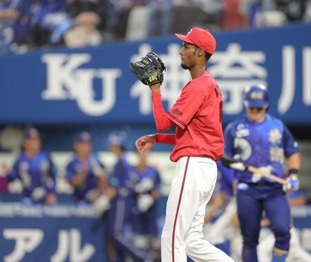 【写真】信じられない　名手・菊池がまさかエラー　しかもピッチャーの打球を