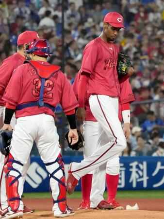 　４回、連打を浴びた広島先発のアドゥワ（右）