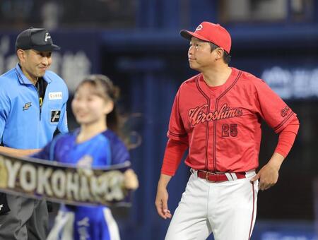 　５回、投手交代を告げる新井監督（撮影・西岡正）