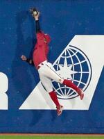 　４回、山本の飛球を好捕する上本