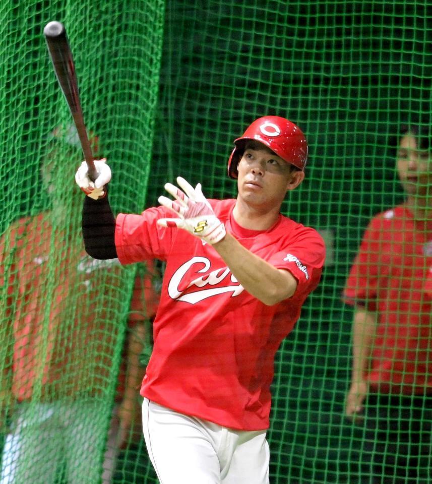 　打撃練習をする秋山（撮影・市尻達拡）