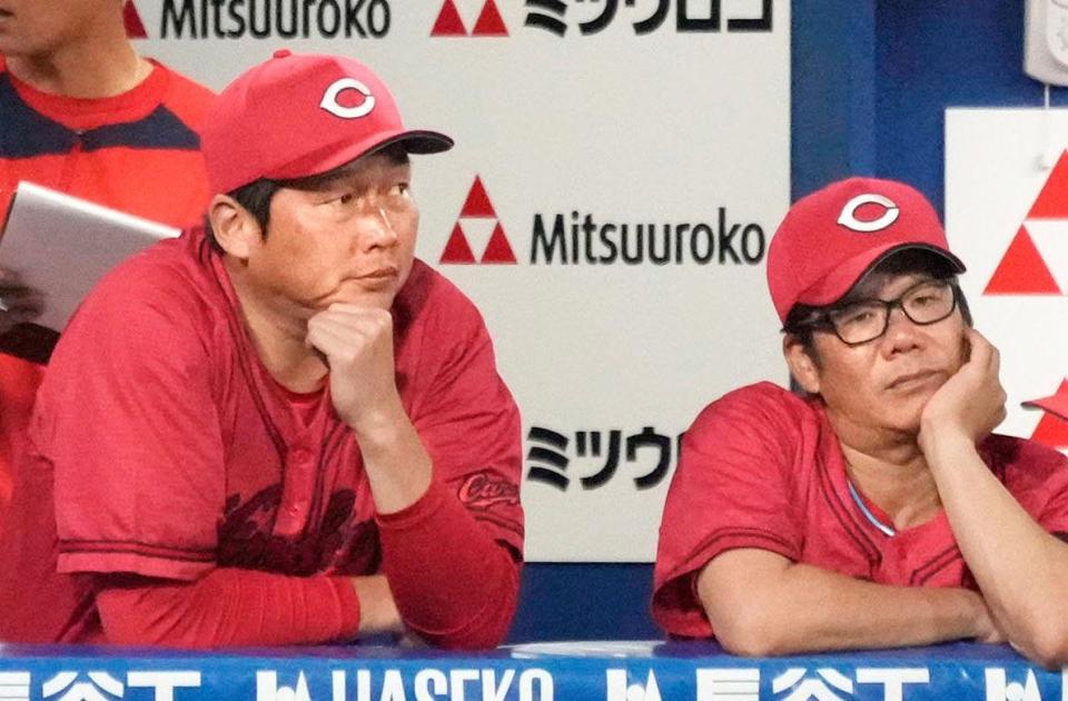 　５回、ベンチで戦況を見つめる新井監督（左）
