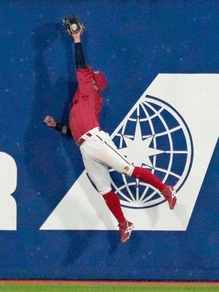 　４回、山本の飛球を好捕する上本