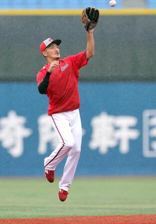 　激しい雨の中、ノックを受ける矢野（撮影・西岡正）