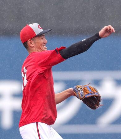 　笑顔で守備練習する矢野（撮影・西岡正）