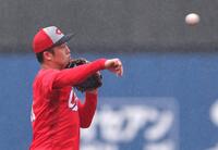 　ノックを受け、送球する小園（撮影・西岡正）