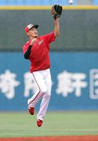 　激しい雨の中、ノックを受ける矢野（撮影・西岡正）