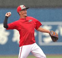 　笑顔で守備練習する矢野（撮影・西岡正）