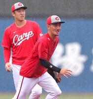 　雨の中、守備練習に臨む矢野（撮影・西岡正）