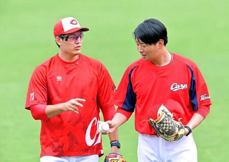 　プロでのライバル大瀬良（右）と談笑する九里（撮影・立川洋一郎）