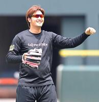 　リラックスした表情で練習する床田（撮影・市尻達拡）