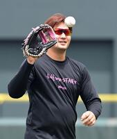 　リラックスしてキャッチボールをする床田（撮影・市尻達拡）