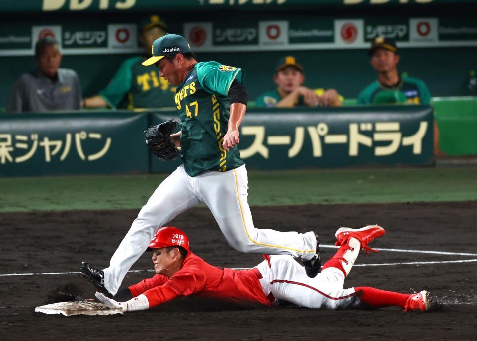 　９回、内野安打で出塁する小園（撮影・山口登）