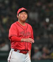 　７回の攻撃を終え、選手交代を告げた新井監督（撮影・北村雅宏）