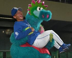 広島　スラィリーって怪力の持ち主？中日のルーキーをお姫様抱っこの衝撃「１０年前は誠也も」「可愛かった」
