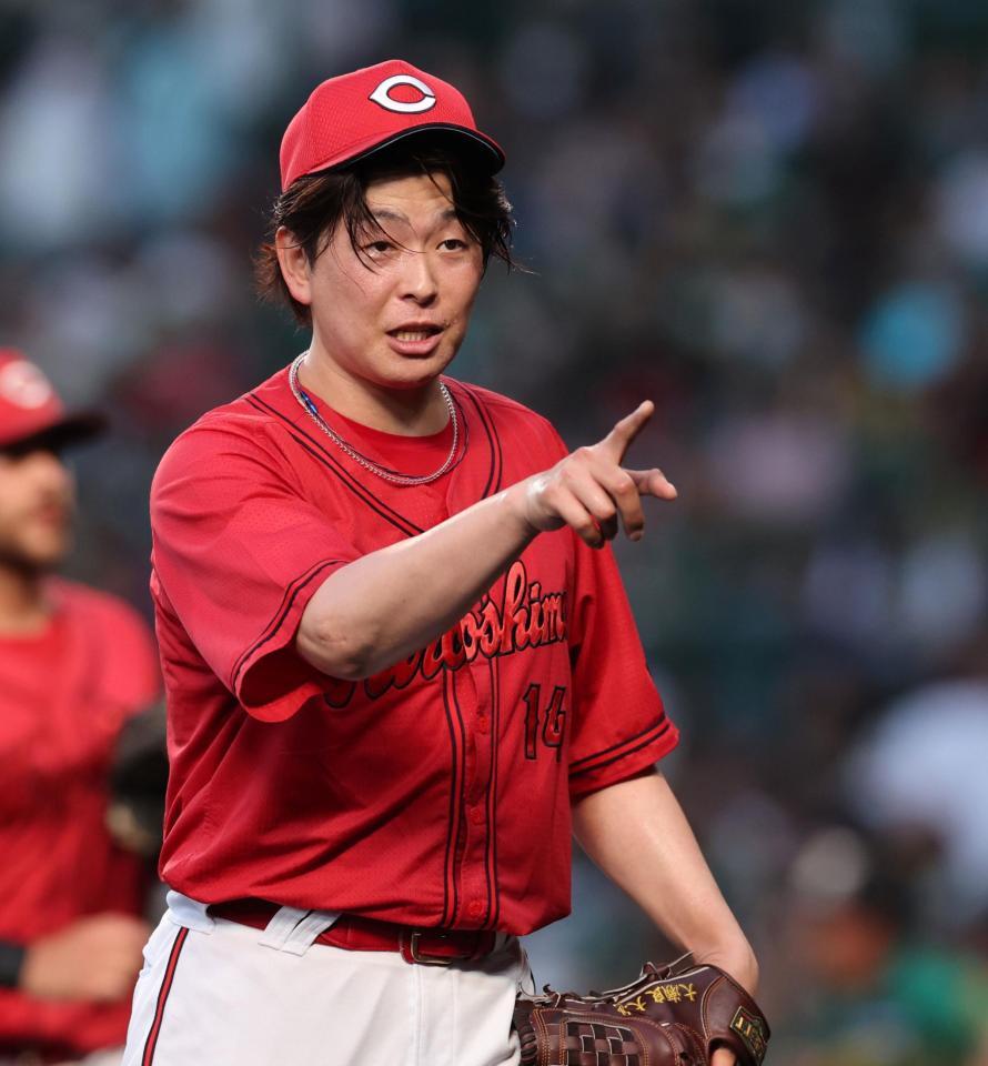 　３回、阪神打線を無失点に抑え、声を出しながらベンチへ戻る大瀬良（撮影・田中太一）