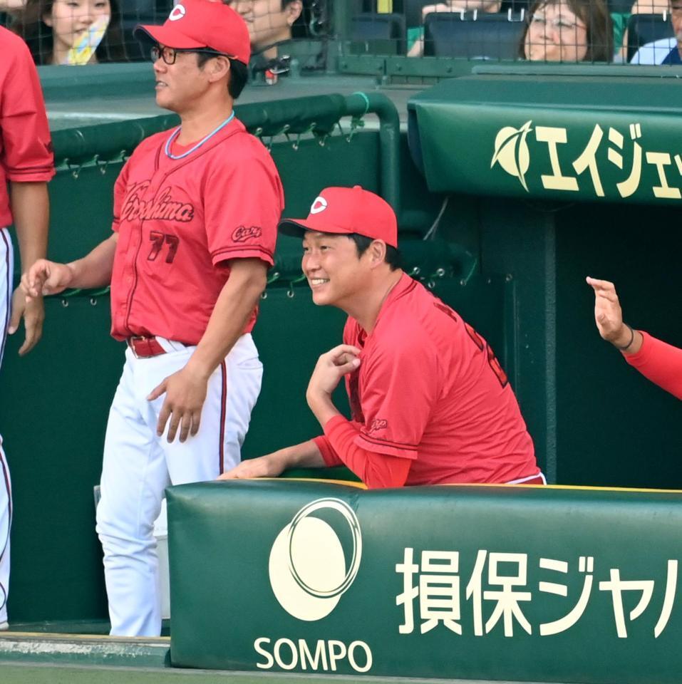 　２回、先制点にベンチで笑顔の新井監督（撮影・飯室逸平）