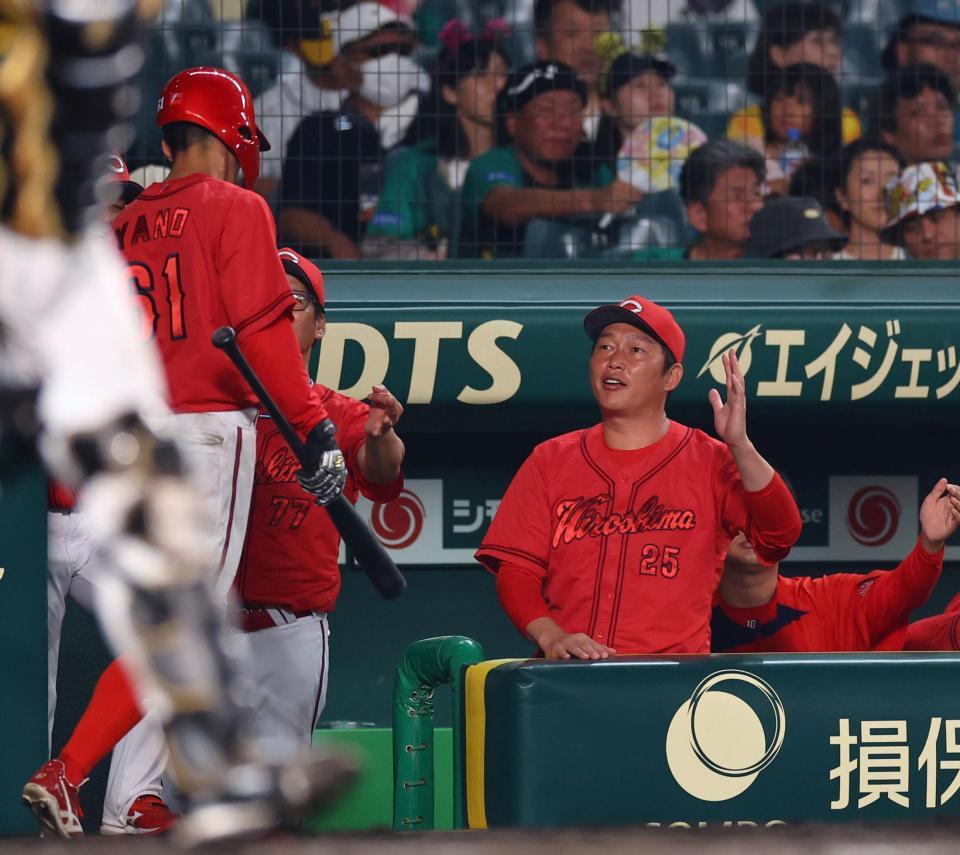 　９回、生還した矢野を迎える新井監督（右）＝撮影・山口登