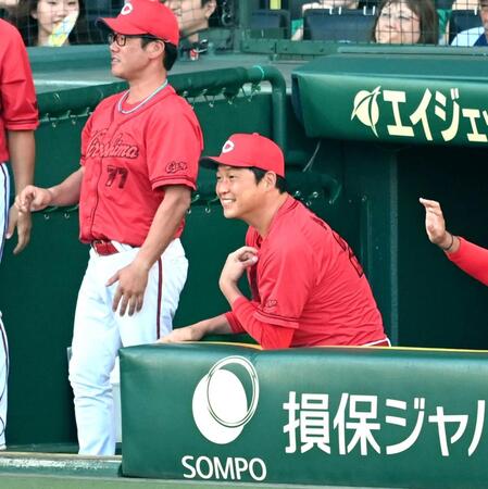 　２回、先制点にベンチで笑顔の新井監督（撮影・飯室逸平）