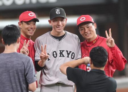 　記念写真に収まる（左から）秋山、戸郷、栗林（撮影・田中太一）