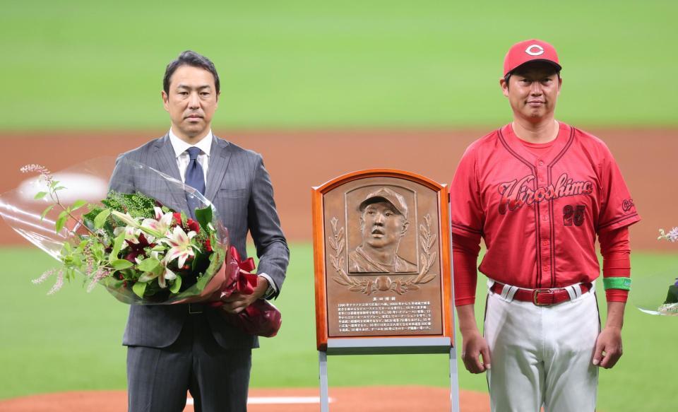 　新井監督と並ぶ黒田博樹球団アドバイザー（撮影・田中太一）