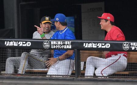 【写真】まるでチームメート集合な広島　新井監督は主役の位置取り