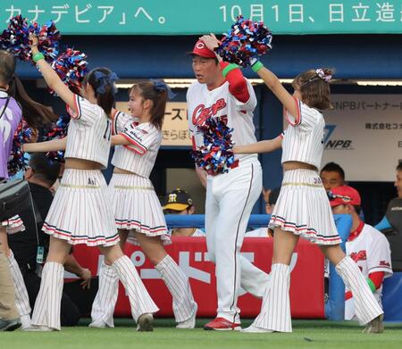 　選手紹介で登場する新井監督（撮影・西岡正）