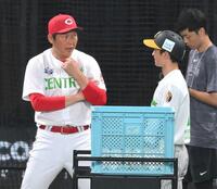 　試合前、近本（右）と会話を交わす新井監督＝２３日