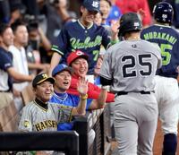 ２回、２ランを放った村上（右奥）、岡本和を笑顔で迎える（左手前から）岡田監督、三浦監督、新井監督＝２３日