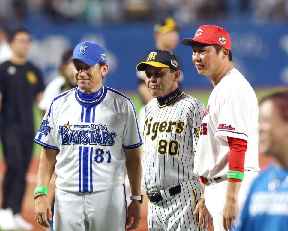 　試合を終え写真に納まる（左から）三浦監督、岡田監督、新井監督（撮影・山口登）