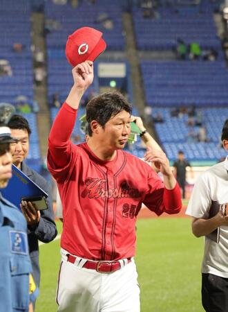 　声援に応える新井監督（撮影・金田祐二）