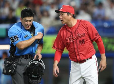 　５回、ハッチを降板させる新井監督（撮影・金田祐二）