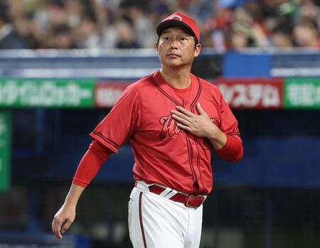 　７回、森下を降板させる新井監督（撮影・金田祐二）