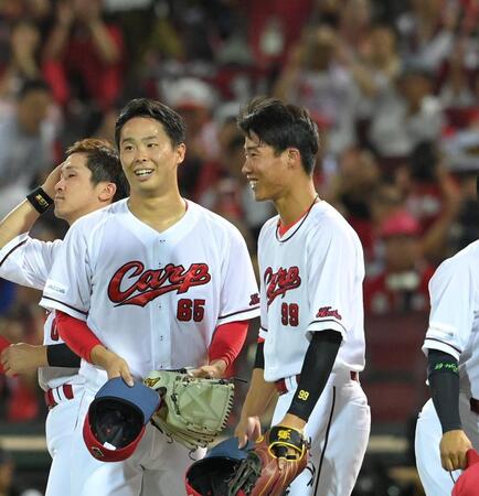 　２勝目をプロ初完投で飾り、白い歯をこぼす玉村（撮影・市尻達拡）