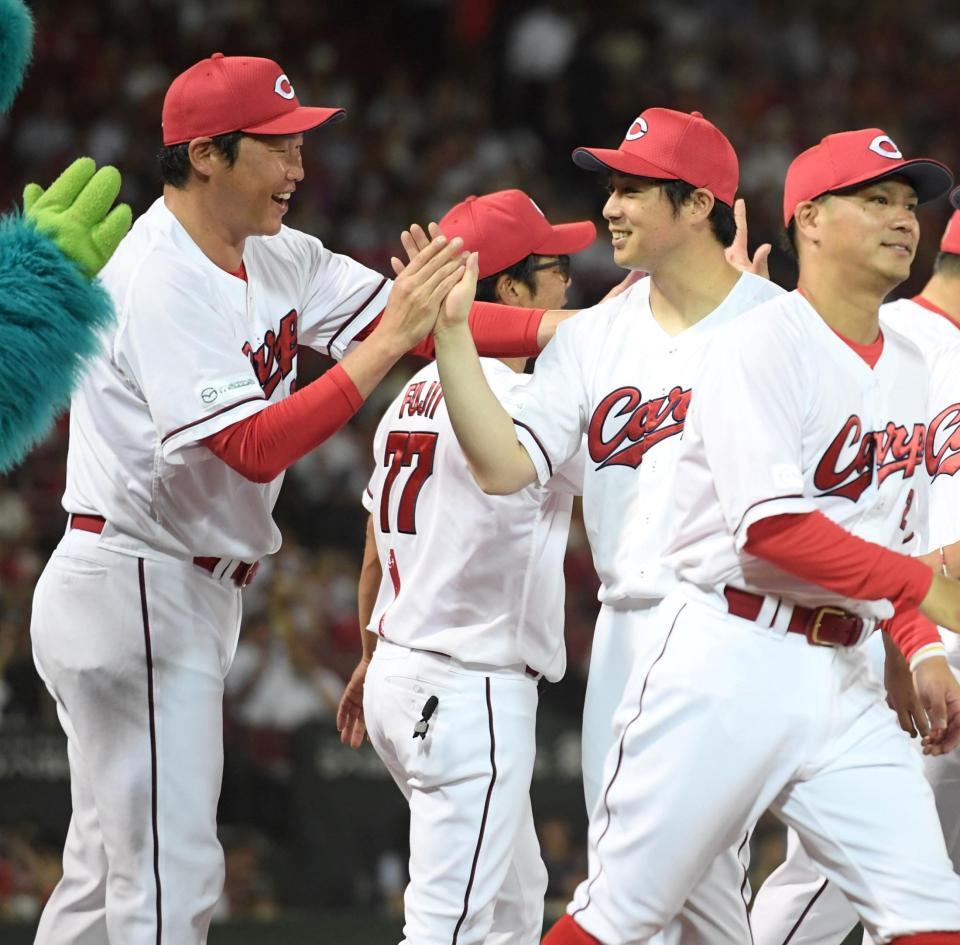 　５回無失点と好投した野村を笑顔で迎える新井監督（撮影・市尻達拡）