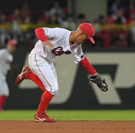 　７回、板山の打球を好捕した矢野（撮影・市尻達拡）